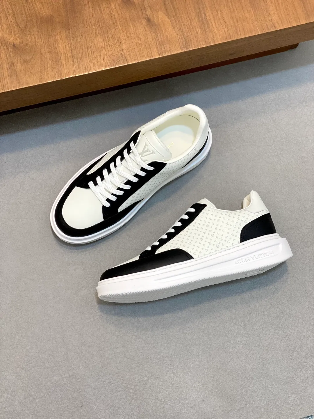 Factory price: 400💰LV🆕 New men's high-end casual sports shoes, using imported first-layer cowhide silk-screened brand lougou, original ultra-light men's shoes 💰u outsole, wear-resistant and comfortable, Monogram lougou embellished rubber outsole, breathable mesh lining, versatile classic style! Size: 38-44 (.45, 46 customized)